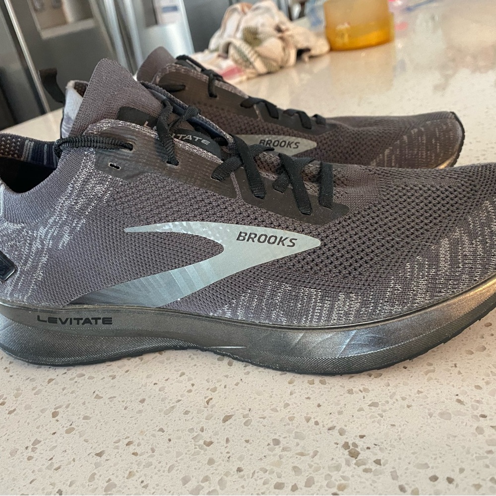 Brooks Levitate 4.0, Size 11, Black/Gray